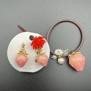 SET WHITE STRAWBERRY JAPAN STYLE EARING AND RUBBER HAIR